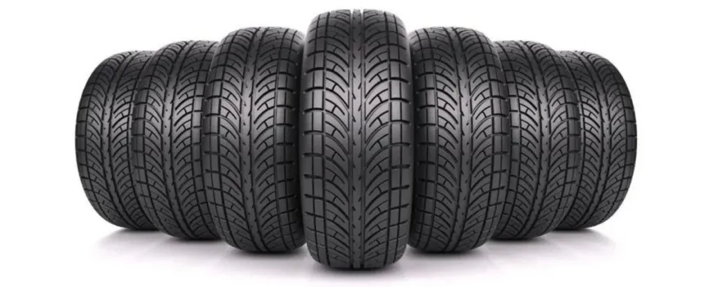 Gamma di pneumatici per auto disposti in fila