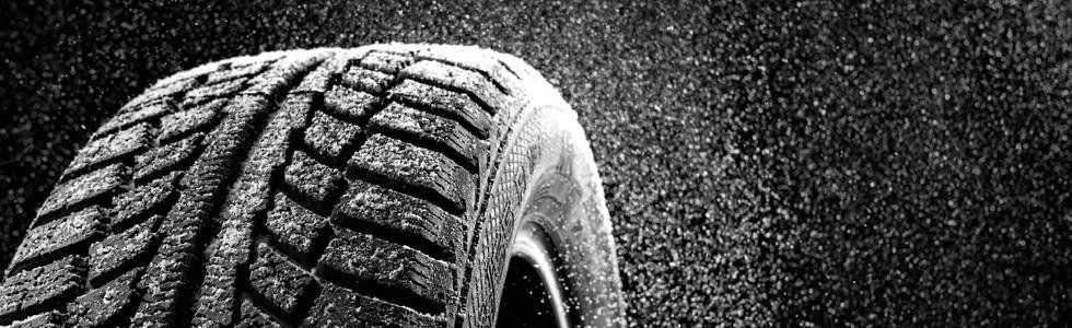 Pneumatico invernale con battistrada innevato